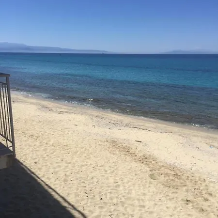 Beach 1 And Beach Apt 2 75 Metres To The Beach Holiday home